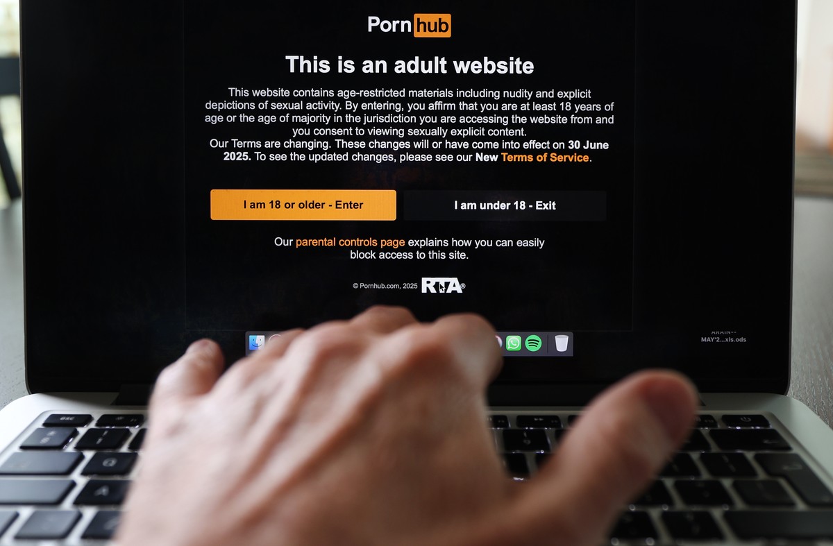 epa12257829 A porn site access page on a computer in London, Britain, 24 July 2025. The UK government is introducing stricter rules on age verification for porn sites in the UK from 25 July 2025. The  ...