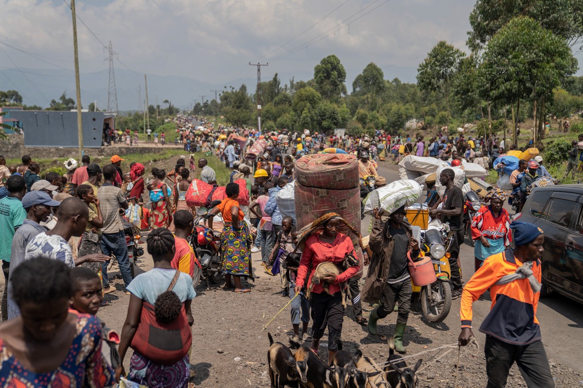 epa11134162 People make their way towards Goma as they flee a resumption of fighting, East of Goma, North Kivu, Democratic Republic of Congo, 07 February 2024. A resumption of fightings between the M2 ...