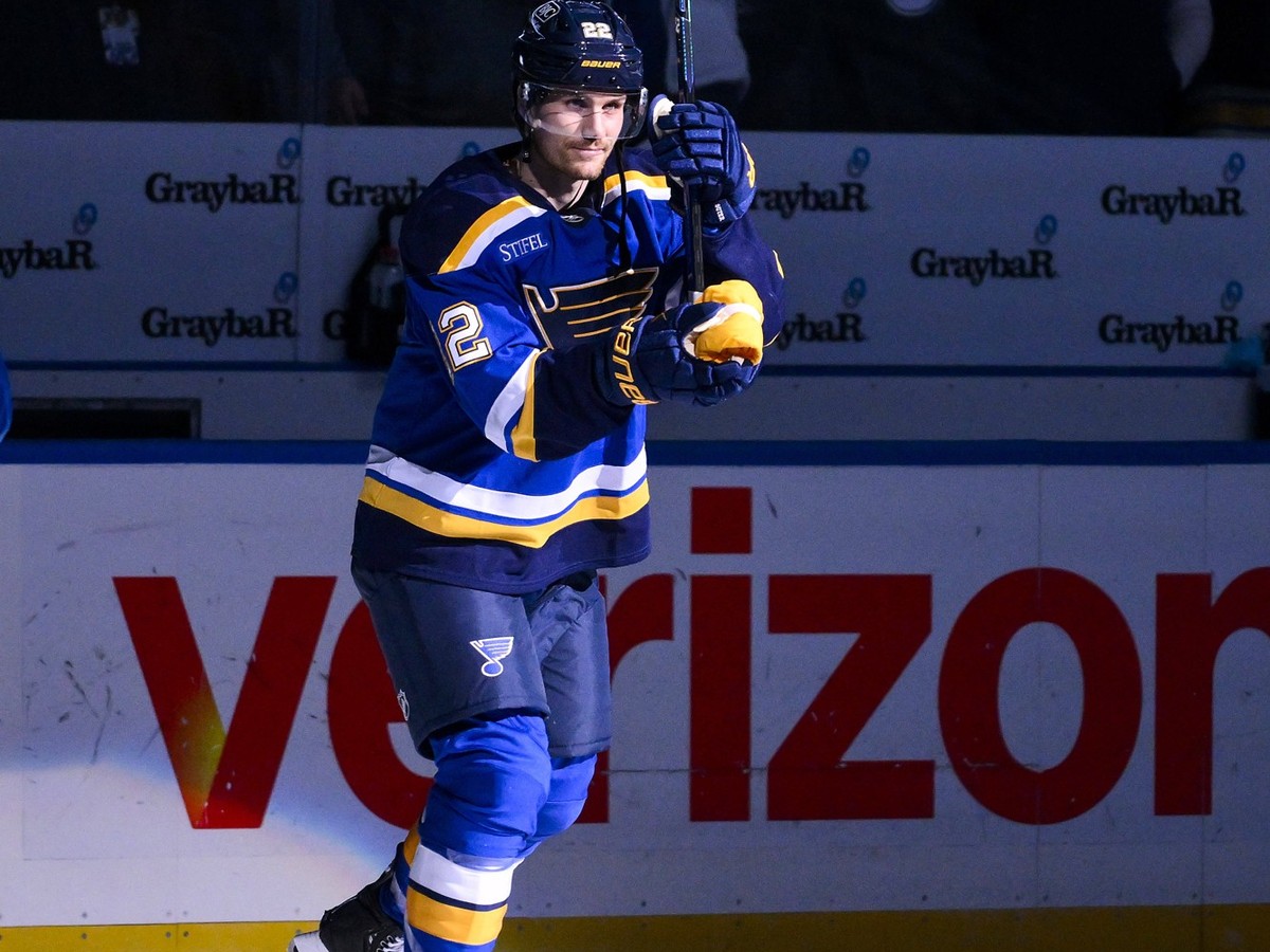 NHL, Eishockey Herren, USA Edmonton Oilers at St. Louis Blues Nov 3, 2025 St. Louis, Missouri, USA St. Louis Blues center Pius Suter 22 salutes the fans after he was named second star of the game in a ...