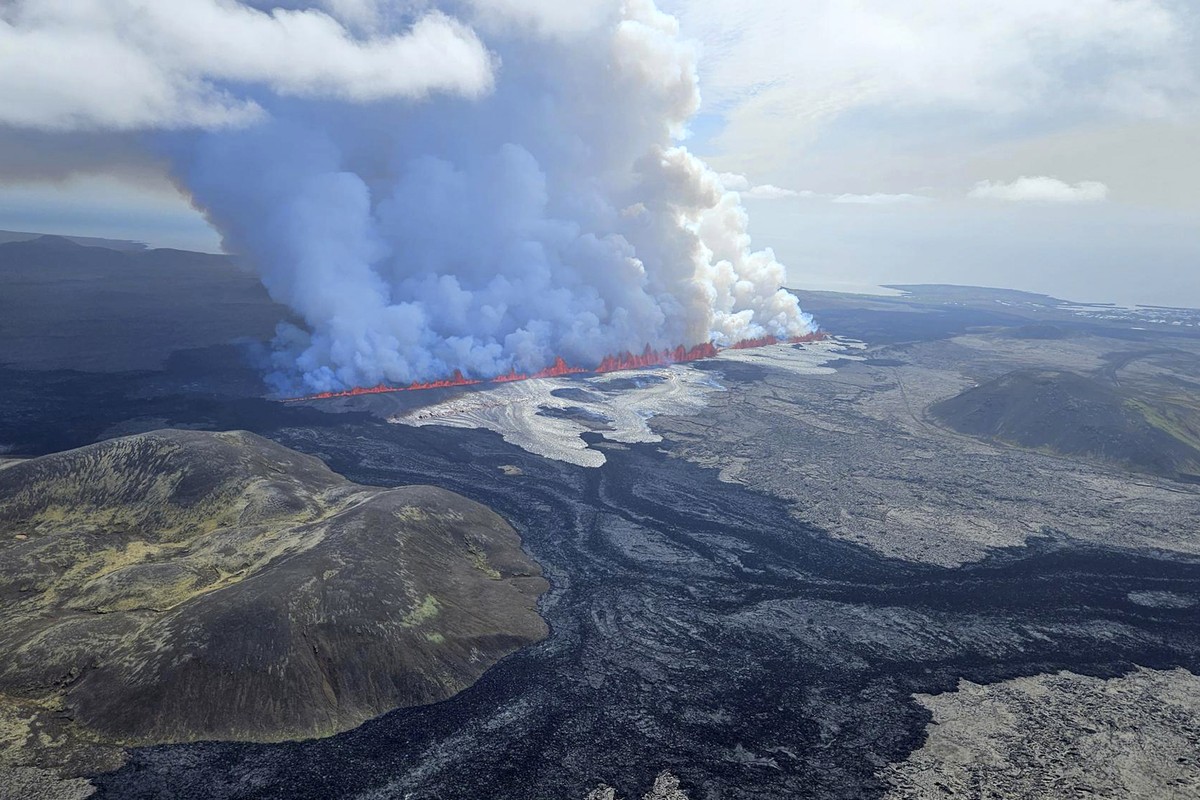 A volcano erupts in Grindavik, Iceland, Wednesday, May 29, 204. Wednesday, May 29, 2024. A volcano in southwestern Iceland is erupting, spewing red streams of lava in its latest display of nature?s po ...