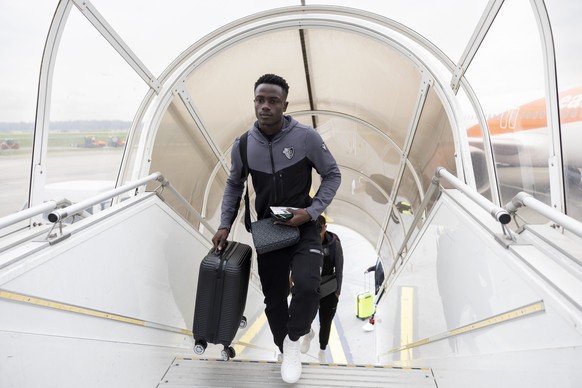 Basels Emmanuel Essiam gets on board of the airplane, one day before the UEFA Conference League quarter final soccer match between OGC Nice of France and Switzerland&#039;s FC Basel 1893, Wednesday, A ...