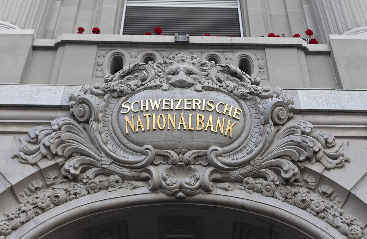 ARCHIV --- Am Eingang zur Schweizerischen Nationalbank in Bern, aufgenommen am 16. Juli 2012. Die Schweizerische Nationalbank (SNB) duerfte das Jahr 2015 mit einem Verlust von 23 Milliarden Franken ab ...