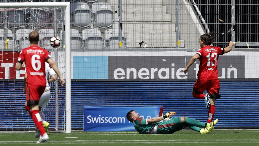 24.07.2016; Thun; Fussball Super League - FC Thun - FC Vaduz: Simone Rapp (Thun) rechts trifft das Torzum 1:0 gegen Peter Jehle (Vaduz) (Christian Pfander/freshfocus)