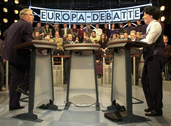 SP-Parteipraesidentin Ursula Koch, rechts, und SVP-Nationalrat Christoph Blocher, links, diskutieren am 4. Februar 2000 im Fernsehstudion Leutschenbach in der Sendung Arena unter der Leitung von Patri ...