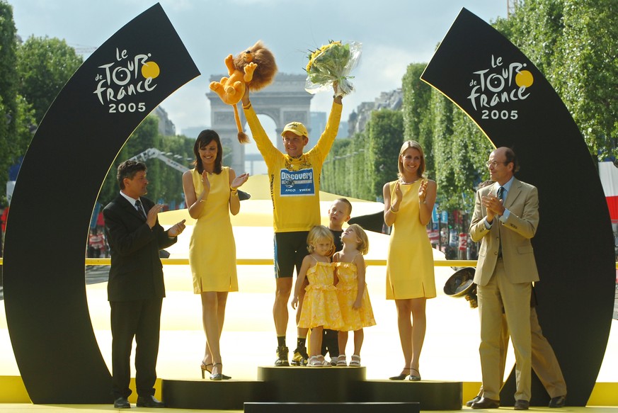 Da war die Welt noch in Ordnung: Armstrong feiert 2005 seinen siebten Tour-Sieg.