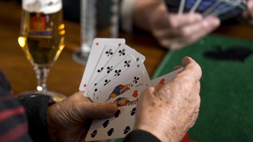 Elderly men play the traditional Swiss card game &quot;Jassen&quot; at the restaurant Ochsen in Luetzelflueh in the canton of Berne, Switzerland, pictured on February 6, 2009. (KEYSTONE/Xavier Gehrig) ...