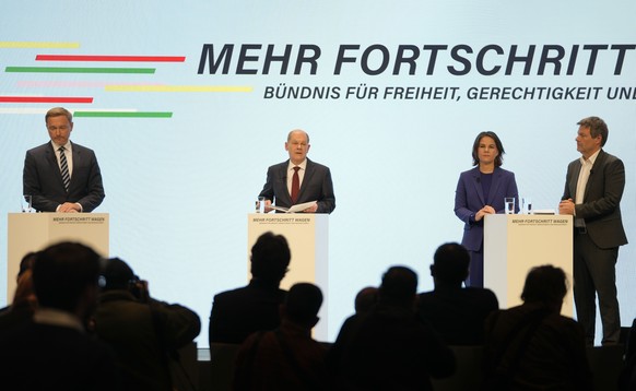 Social Democratic Party, SPD, chancellor candidate Olaf Scholz, second left, stands with the Green party leaders Annalena Baerbock, second right, and Robert Habeck, right, and the Free Democratic Part ...