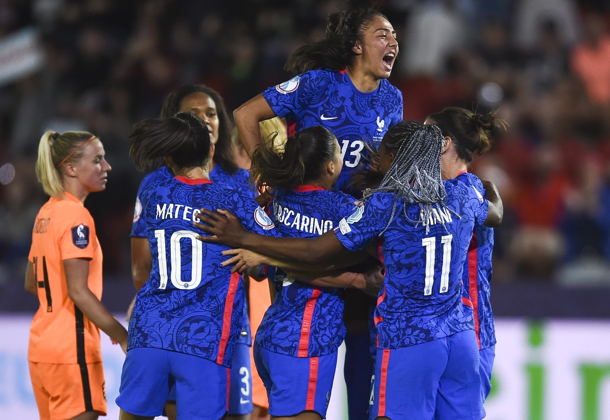 epa10088783 Players of France celebrate after scoring the 1-0 lead from penalty spot during the UEFA Women's EURO 2022 quarter final soccer match between France and the Netherlands in Rotherham,  ...