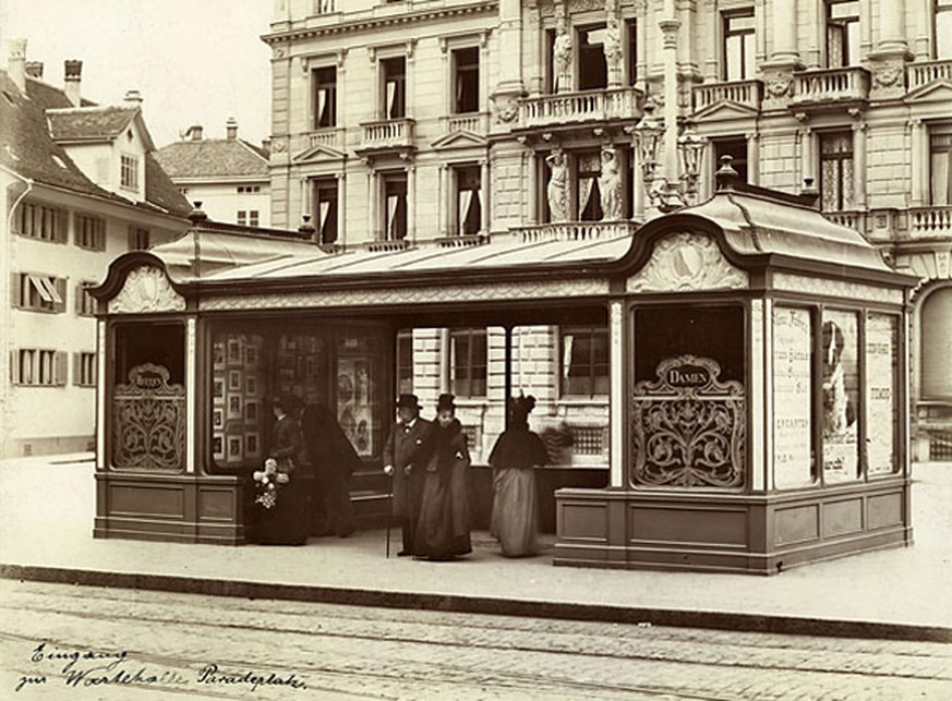 Der Paradeplatz 15 Jahre später: So vornehm wartet man auf das Tram.