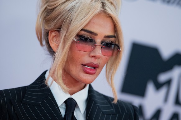 ARCHIVE - November 13, 2022, North Rhine-Westphalia, Dusseldorf: Rapper Loredana walks the red carpet at the MTV Europe Music Awards ceremony in front of the PSD Bank Dome.  She takes photos together with BV...