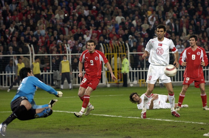 Schweiz - Tuerkei 2005: Swiss Attack With Alex Frei, 2nd from left, Raphael Wicky, right, and Tuerkey Players Demirel Volkan, Hakan Sukur, up, and Seyhan Tolga, down, during the FIFA 2006 qualifying p ...