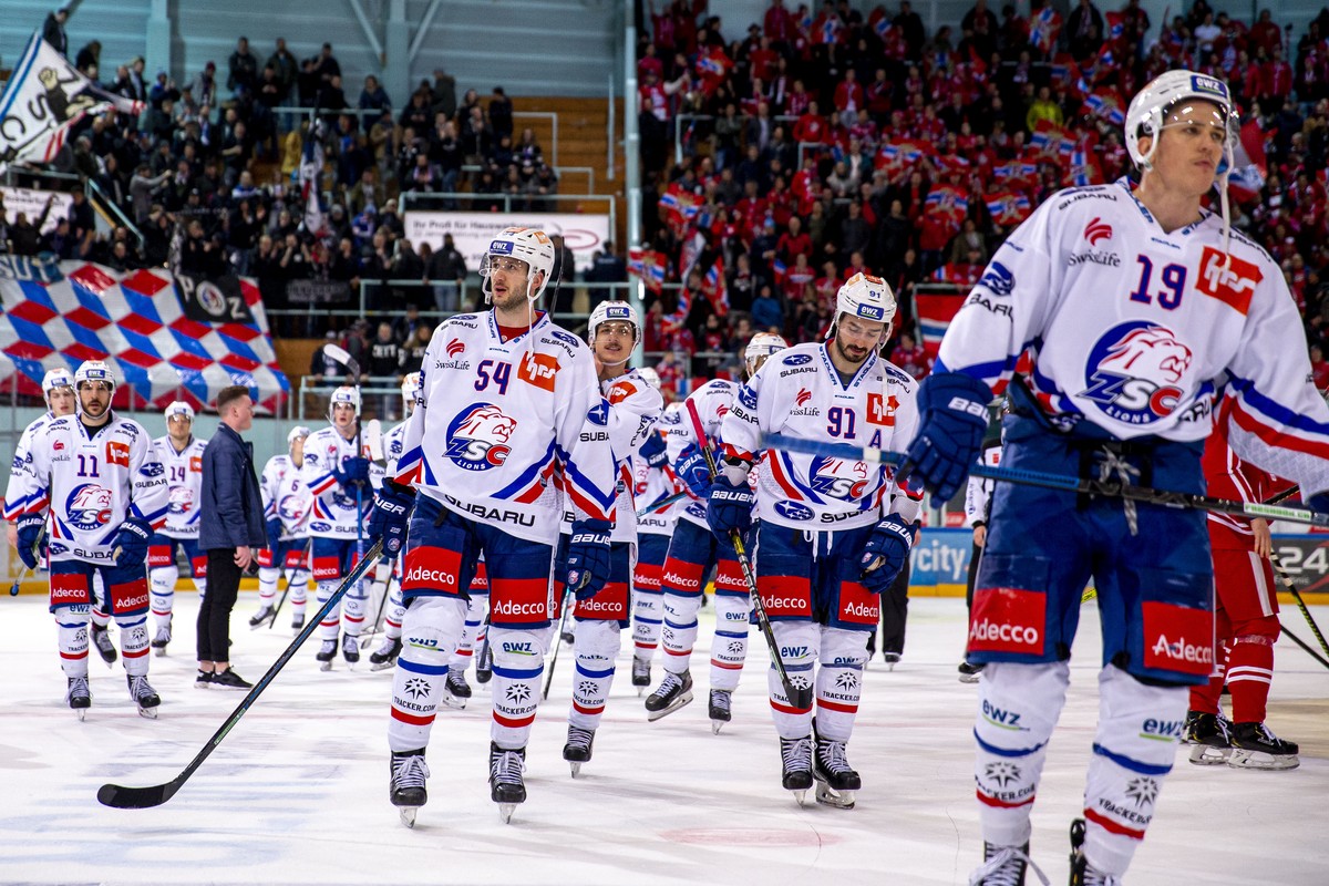ZSC Lions Verteidiger Christian Marti (#54) und seine Mitspieler auf dem Weg in die Garderobe nach der 3-0 Niederlage im Eishockey-Meisterschaftsspiel der National League zwischen den SC Rapperswil-Jo ...
