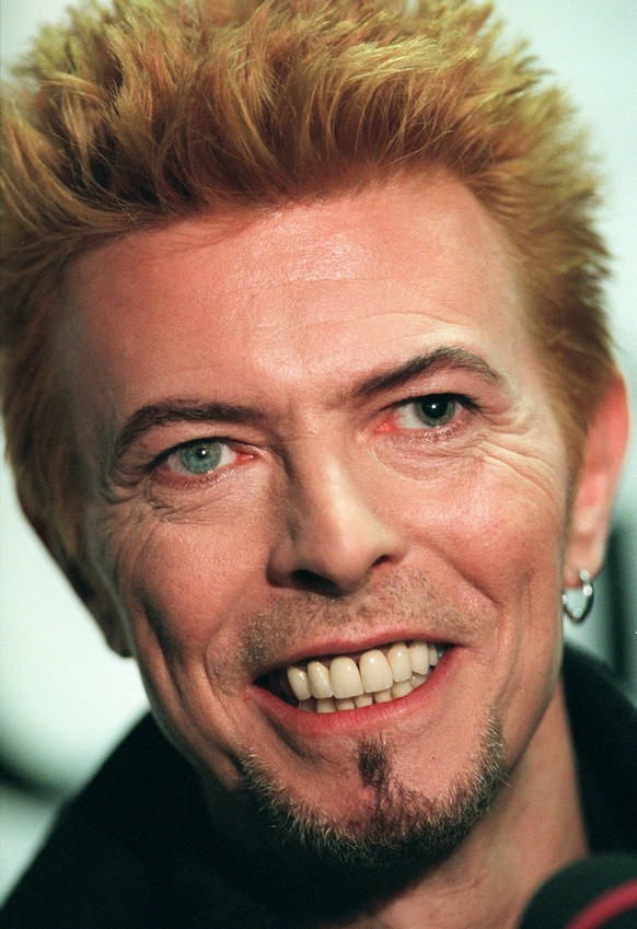 ... «We Could Be Heroes» von David Bowie. Aber mein Schwager redet nicht mehr mit mir, seit ich die Familie beklaut habe. Dieser Tittenclown, dabei ist doch alles seine Schuld! FILE--David Bowie is shown in this Jan. 9, 1997 file photo in New York. Bowie said Thursday, March 28, 2002, he had signed a record deal to release his first album in three years. The star quit Virgin Records last year, refusing to re-negotiate his deal with the label and saying he was tired of what he called