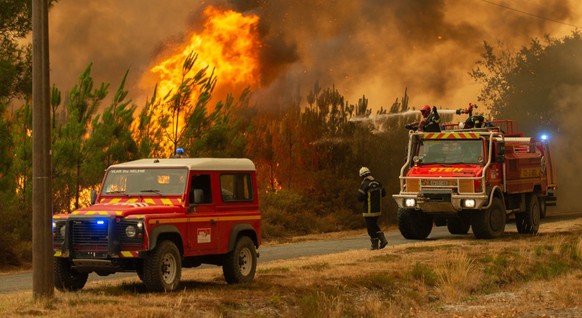 epa10114866 A handout photo made available by the communication department of the Gironde Firebrigade SDIS33 shows firemen fighting a forest fire in Belin-Beliet, in the Gironde region of southwestern ...