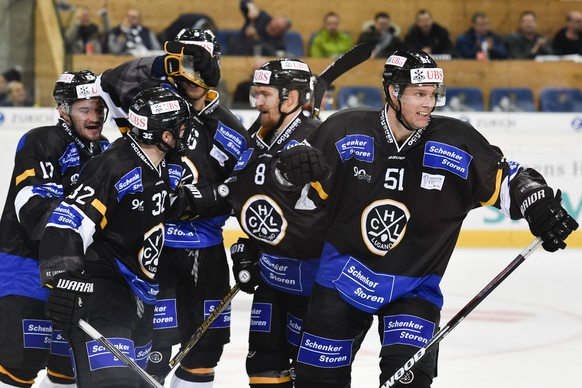 Lugano&#039;s players with Ryan Gardener, right, celebrate after he scored 3-1, during the game between HC Lugano and Avtomobilist Yekaterinburg, at the 90th Spengler Cup ice hockey tournament in Davo ...