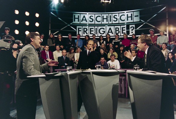 SVP-Nationalrat Hans Fehr, links, und SP-Regierungsrat Markus Notter, rechts, diskutieren unter der Moderation von Filippo Leutenegger, Mitte, in der Sendung des Schweizer Fernsehens Arena zum Thema & ...