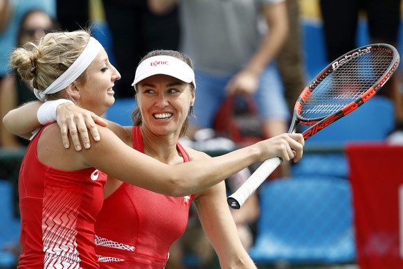 epa05465113 Timea Bacsinszky (L) and Martina Hingis of Switzerland celebrate after winning the women's second round doubles match against Bethanie Mattek-Sands and Coco Vandeweghe of USA of the Rio 2016 Olympic Games Tennis events at the Olympic Tennis Centre in the Olympic Park in Rio de Janeiro, Brazil, 08 August 2016.  EPA/PETER KLAUNZER