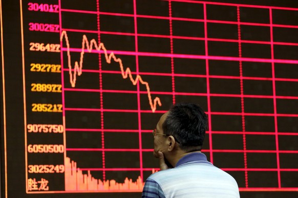 Die Aktienkurse in Chinas Finanzzentrum Shanghai zeigten in den vergangenen Wochen nach unten. Ein Finanzjournalist soll dazu mit Falschinformationen beigetragen haben.&nbsp;