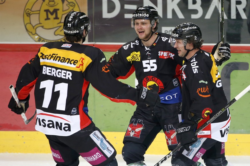 Berns Calle Andersson, Mitte, jubelt nach seinem Tor zum 2-0 mit seinen Teamkollegen Alain Berger, links, und Beat Gerber, im Eishockey Meisterschaftsspiel der National League zwischen dem SC Bern und ...