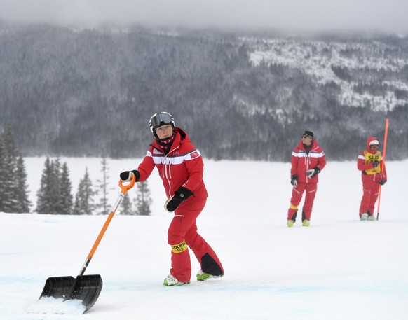 epa07354694 Course workers prepare the slope prior to the Men&#039;s Downhill race at the FIS Alpine Skiing World Championships in Are, Sweden, 09 February 2019. EPA/CHRISTIAN BRUNA