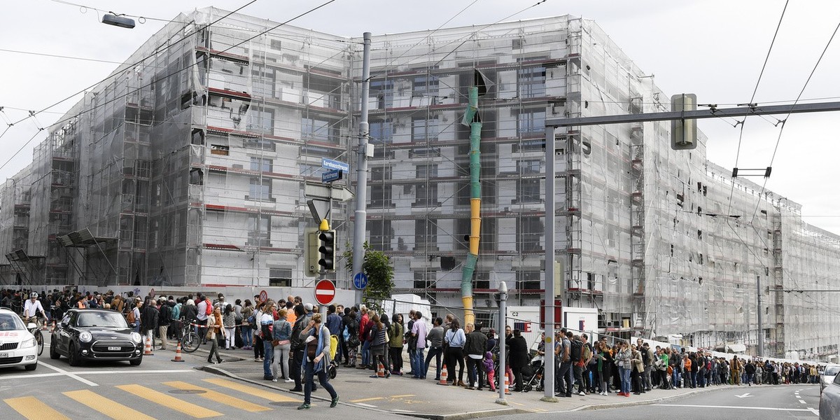 Gigantische Schlange von Wohnungssuchenden bei der Besichtigung einer Musterwohnung der Wohnungssiedlung Kronenwiese im Zuercher Quartier Unterstrass am Freitag, 3. Juni 2016. Auf der Kronenwiese erst ...