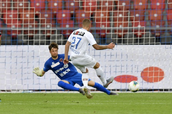 Zuerich&#039;s Marco Schoenbaechler, rechts, bezwingt Xamax&#039;s Torhueter Laurent Walthert, links, zum 1-0 beim Fussballspiel der Super League FC Zuerich gegen Neuchatel Xamax FCS im Stadion Letzig ...