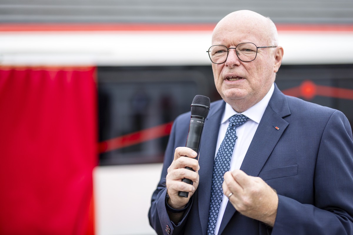 SBB CEO Vincent Ducrot spricht bei der Einweihung eines Wagens des Schul- und Erlebniszug zum Thema "Fake News", am Dienstag, 20. August 2024 in Brugg. Das rollende Klassenzimmer ist ein Bil ...