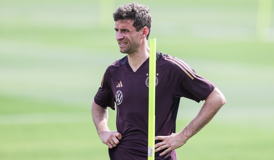 epa10313964 Thomas Mueller attends the German national team&#039;s training session in Al Ruwais, Qatar, 19 November 2022. Germany is preparing for the FIFA World Cup 2022 in Qatar with their first ma ...