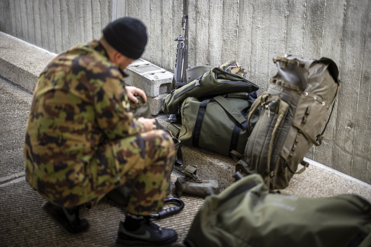 Armeeangehoerige bei der Abgabe der militaerischen Ausruestung waehrend einer Entlassungsinspektion in der Kaserne Reppischtal in Birmensdorf, am Mittwoch, 12. November 2025 in Birmensdorf. Vom Montag ...