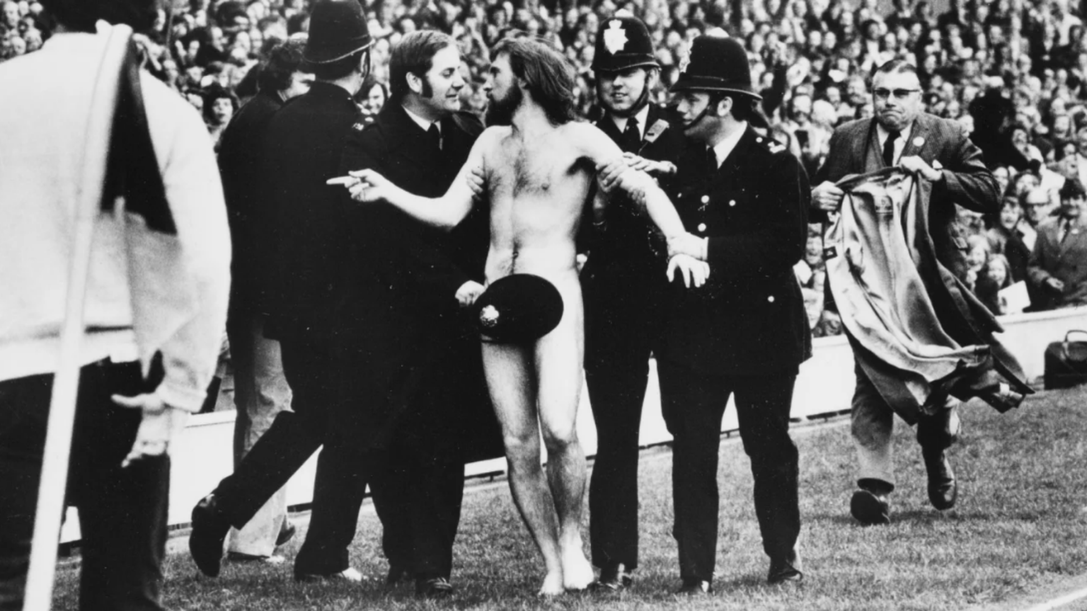 Michael O&#039;Brian streaks at Twickenham 1974 Flitzer streaker