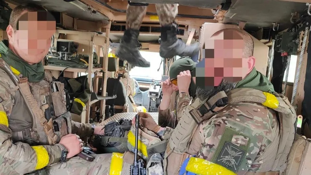 Combattants polonais volontaires dans un véhicule blindé: «Salutations à nos amis du Corps russe».