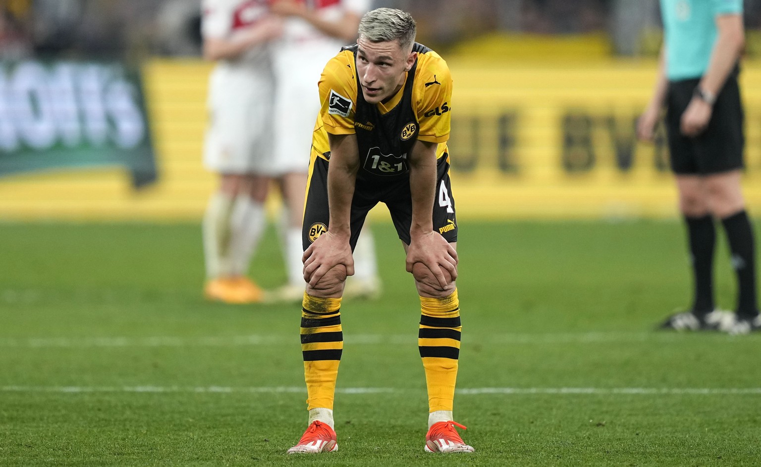 Dortmund&#039;s Nico Schlotterbeck reacts disappointed after losing the German Bundesliga soccer match between Borussia Dortmund and VfB Stuttgart in Dortmund, Germany, Saturday, April 6, 2024. (AP Ph ...