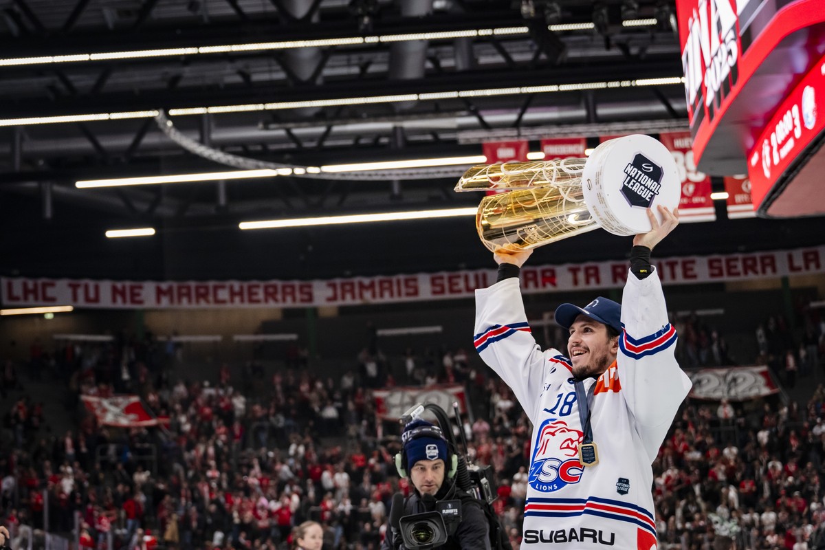 Nicolas Baechler (ZSC) celebrates with the trophy of Swiss Champion after winning by 2:3 during the fifth leg of the National League Swiss Championship final playoff game between Lausanne HC and ZSC L ...