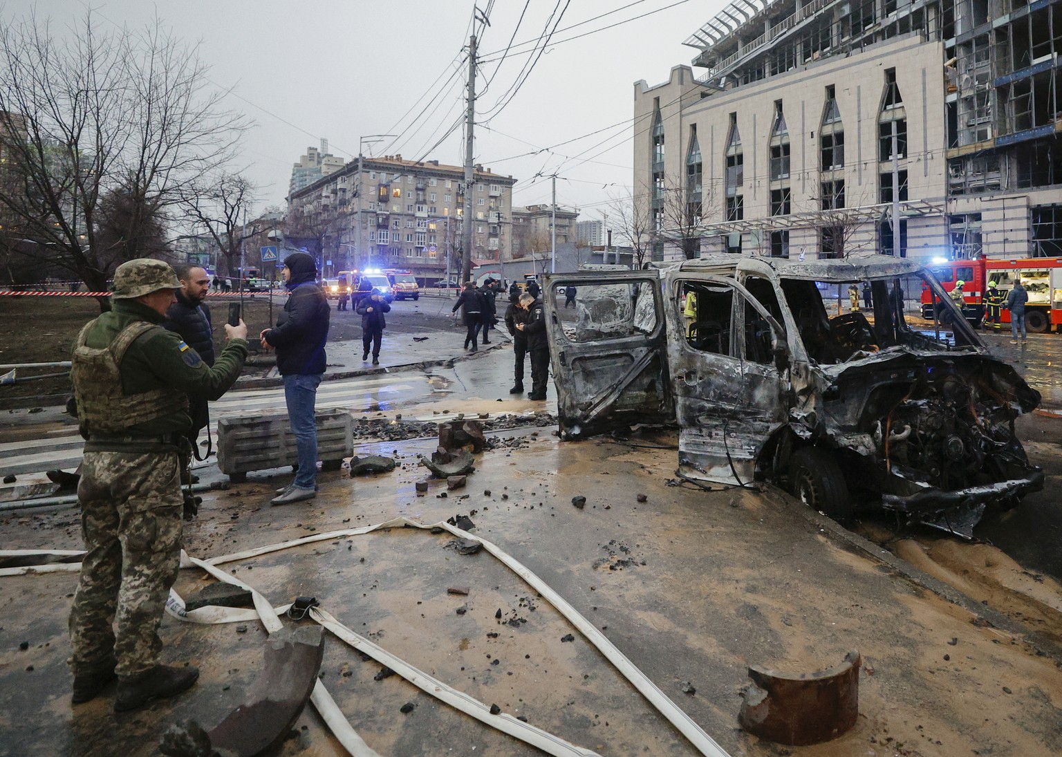 epa11832948 Rescuers and police officers work at the site of a missile strike in Kyiv, Ukraine, 18 January 2025, amid the Russian invasion. At least three people were killed and three others injured a ...
