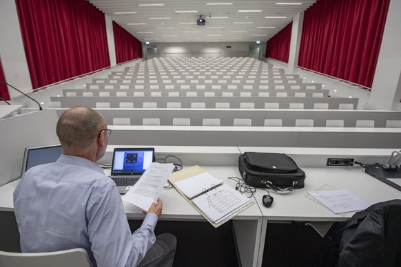 Der Dozent und Rechtsanwalt Dominik Gasser bei seinem Referat im leeren Hoersaal der Universitaet Luzern am Montag,16. Maerz 2020. Wegen des Coronavirus wurde die Universitaet Luzern am letzten Freita ...