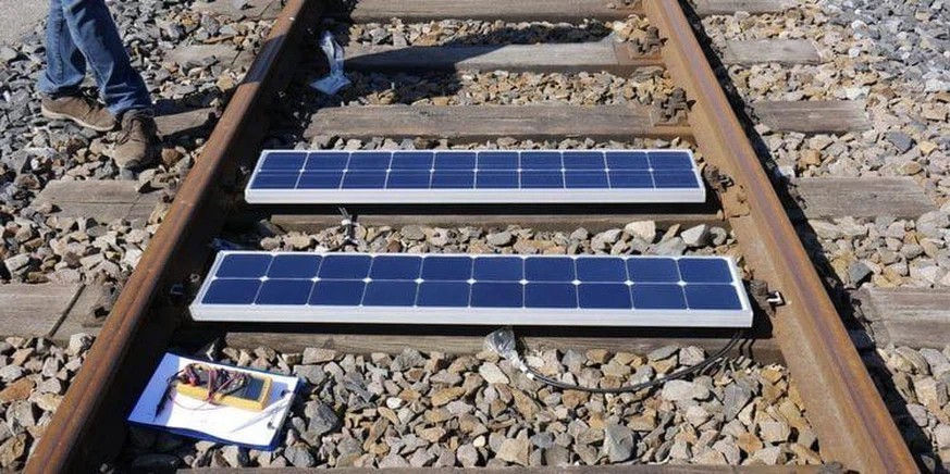 Die Solar-Module sollen zwischen den Schienen positioniert werden.