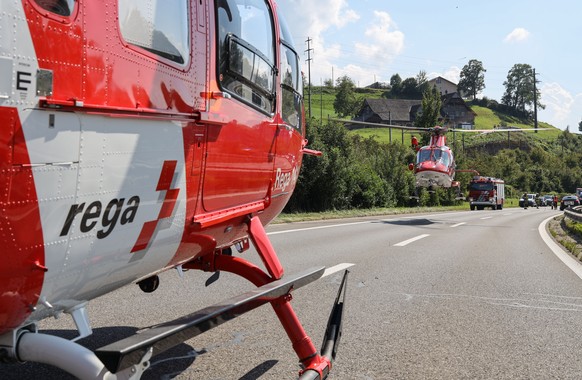HANDOUT - Helikopter der Rega bei der Unfallstelle eines Autounfalls mit zwei Personenfahrzeugen auf der A4 zwischen Kuessnacht und Rotkreuz, am Samstag, 4. September 2021. In den beiden Fahrzeugen sa ...