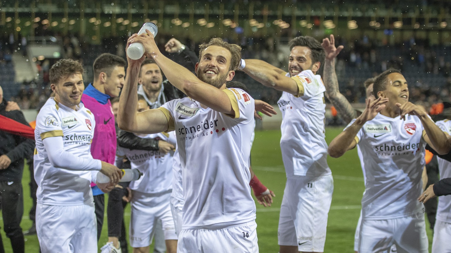 Die Thuner Spieler feiern des Sieg beim Schweizer Cup 1/2 Final Spiel zwischen dem FC Luzern und dem FC Thun vom Dienstag, 23. April 2019 in Luzern. (KEYSTONE/Urs Flueeler)