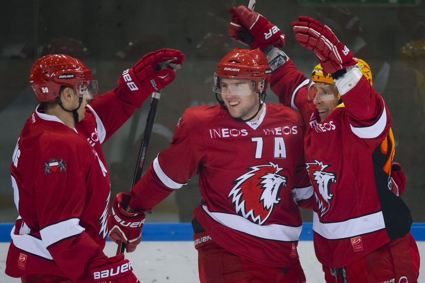 Les joueurs lausannois avec depuis la gauche, Daniel Bang, Larri Leeger, et le top scorer Juha-Pekka Hytoenen, fetent le 6eme but, lors du match du championnat suisse de hockey sur glace de National L ...