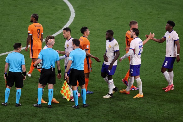 epa11429469 Players of France and the Netherlands greet each other and the Referees after the UEFA EURO 2024 Group D soccer match between the Netherlands and France, in Leipzig, Germany, 21 June 2024. ...