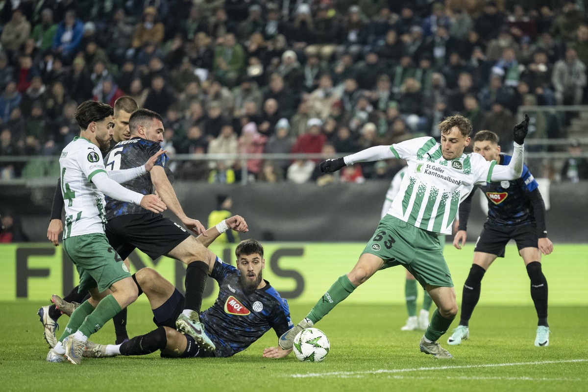 Mateja ?ordevic (TSC), left, and Corsin Konietzke (FCSG), right, during the UEFA Conference League soccer match between Switzerland's FC St. Gallen and Serbian's FK TSC Backa Topola, on Thur ...