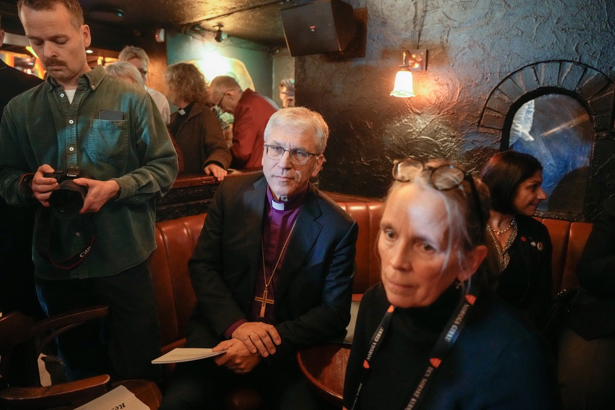 epa12458071 Olav Fykse Tveit (C), the leading bishop of the Church of Norway, sits in the London pub in Oslo, Norway, 16 October 2025, before giving a speech in which he expressed an apology to the LG ...