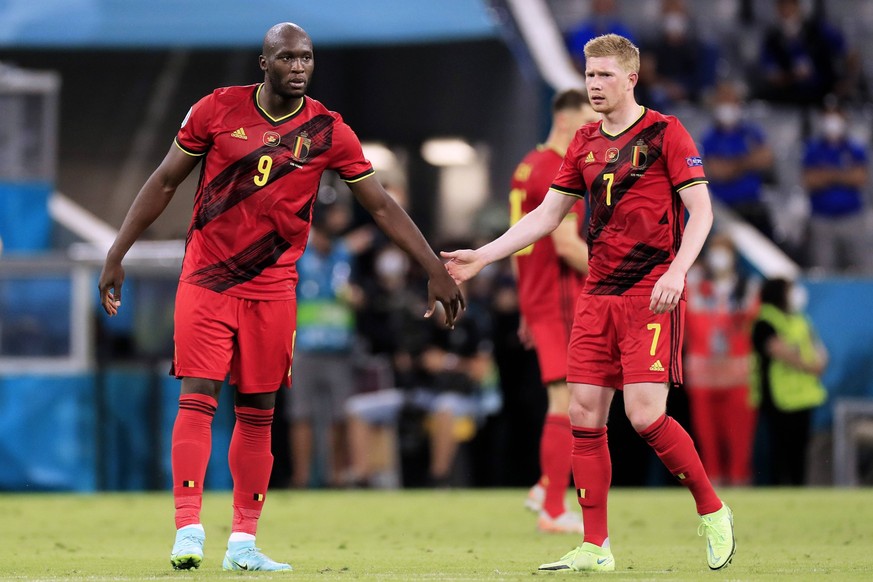 LUKAKU Romelu Team Belgien mit DE BRUYNE Kevin UEFA Fussball Europameisterschaften 2020 Viertelfinale Spiel Belgien - Italien 1 : 2 am 02. 07 2021 in Muenchen DFL REGULATIONS PROHIBIT ANY USE OF PHOTO ...