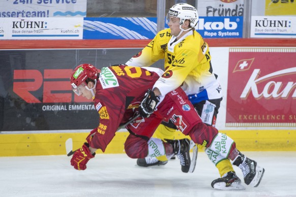 Tigers Jules Sturny, links, kaempft um den Puck gegen Berns Calle Andersson, rechts, waehrend dem Meisterschaftsspiel der National League, zwischen den SCL Tigers und dem SC Bern, am Freitag 20. Dezem ...