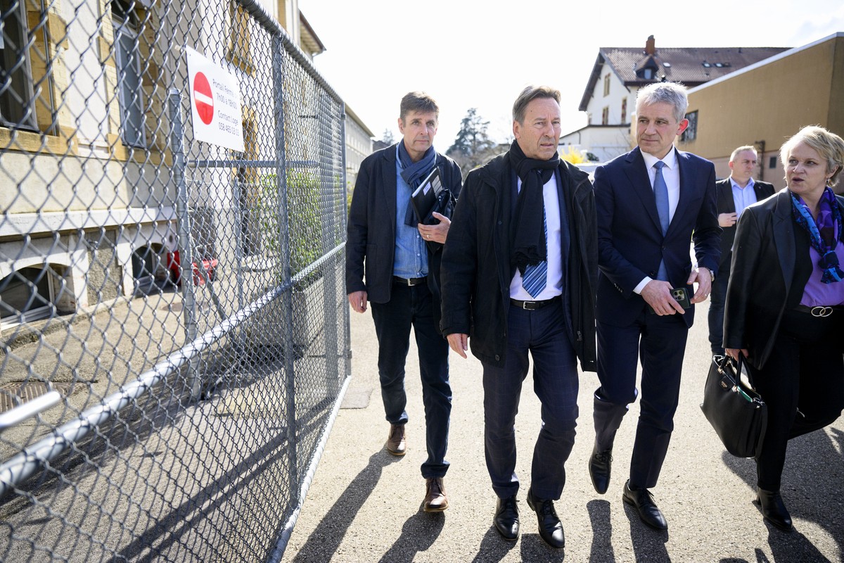 Le conseiller federal Beat Jans, deuxieme depuis la droite, parle avec le conseiller d'Etat neuchatelois Alain Ribaux, deuxieme depuis la gauche, la conseillere d'Etat neuchateloise Florence ...