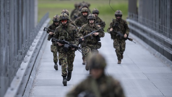 Soldaten ddes Gebirgsinfanterie Bataillon 29 er Schweizer Armee ruecken vor bei einem Gefechtsschiessen, aufgenommen am Dienstag, 27. Mai 2025, in Chur. (KEYSTONE/Gian Ehrenzeller).