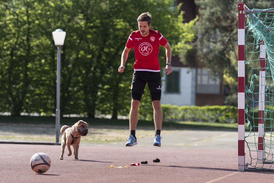 epa08379076 Gregory Greg Karlen, a professional footballer from the Swiss soccer team FC Thun, completes the course his fitness trainer has given him together with his dog, on Thursday, 23 April 2020, ...