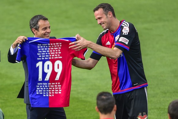 29.05.2015; Basel; Fussball Super League - FC Basel - Meisterfeier;
Marco Streller (Basel) wird von Praesident Bernhard Heusler verabschiedet 
(Andy Mueller/freshfocus)