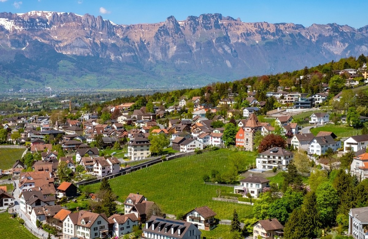 Vaduz, au Liechtenstein, entourée de montagnes.