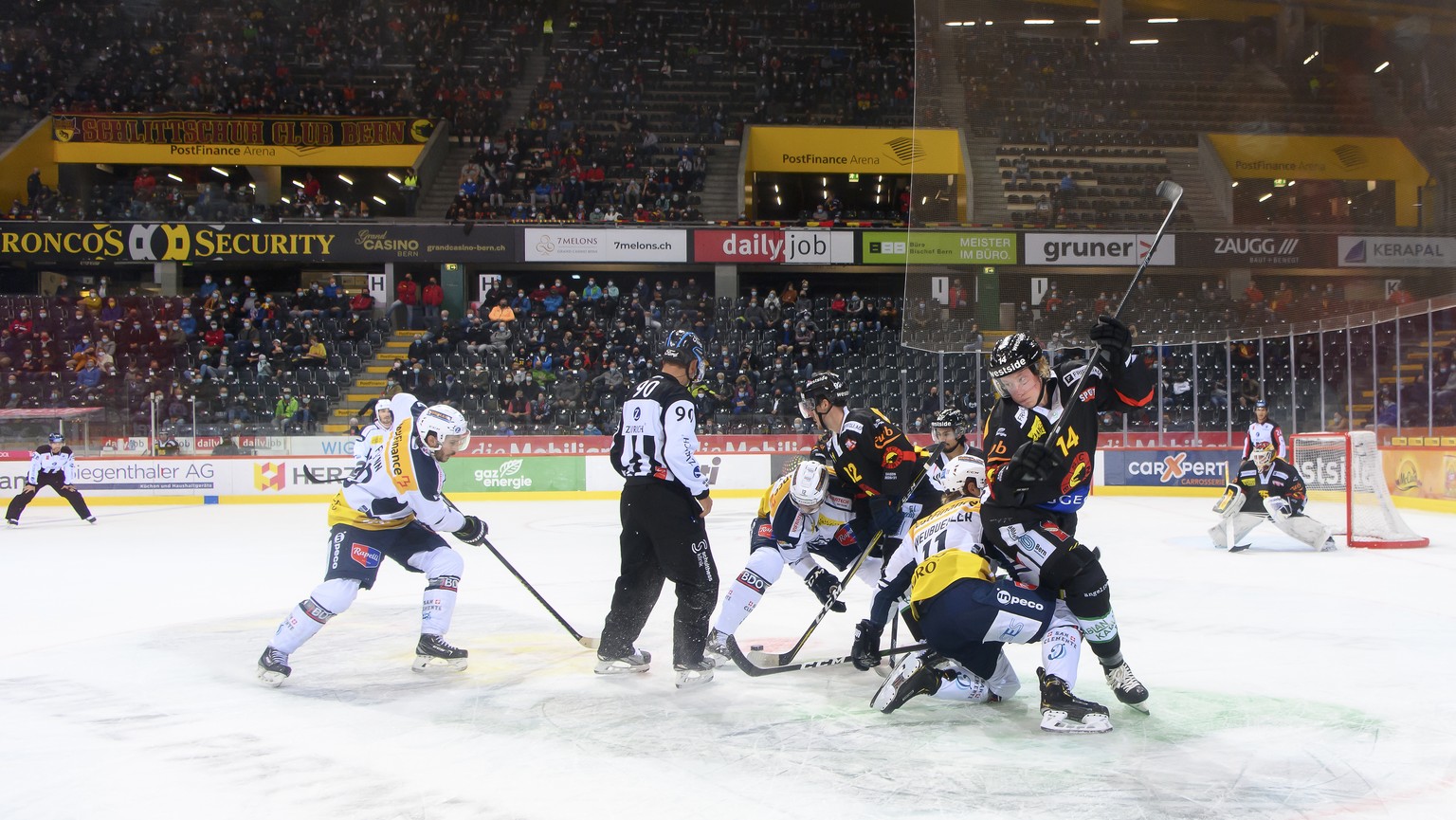 Spieler von SC Bern und HC Ambri-Piotta kaempfen um den Puck, beim Eishockey Meisterschaftsspiel der National League zwischen dem SC Bern und den HC Ambri-Piotta, am Donnerstag, 1. Oktober 2020, in de ...